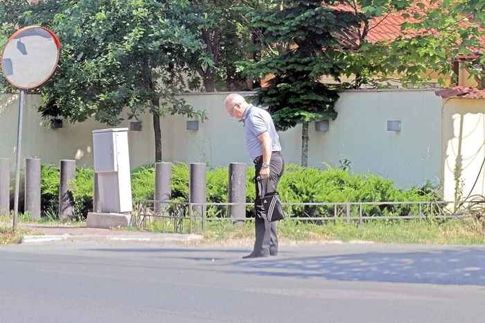 Octavian Belu  scuipă pe stradă