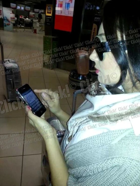 Elena de la Mandinga a fost foarte preocupată de telefonul ei înainte de plecarea spre Baku.