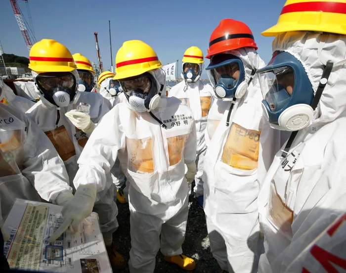 Muncitori de la centrala nucleară Fukushima. FOTO: Reuters