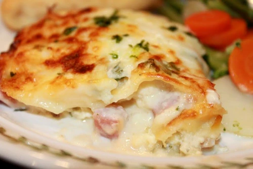 lasagna cu pui si sos cremos jpeg