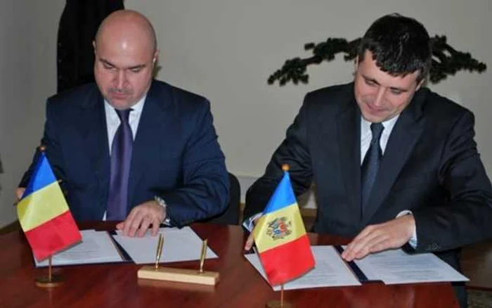 Directorul ANV din România Dorel Fronea şi Şeful Serviciului Vamal al Republicii Moldova Tudor Baliţchi FOTO customs.ro