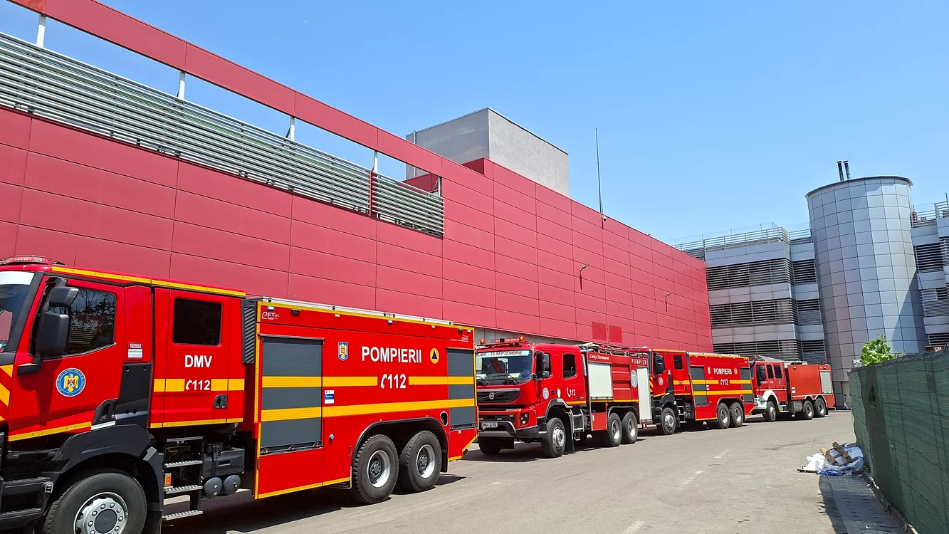 Pompierii intervin pentru localizarea și lichidarea focului, FOTO: ISU București-Ilfov