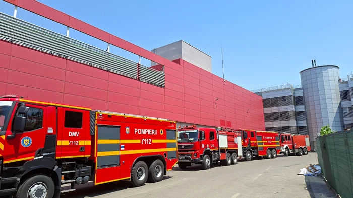 Pompierii intervin pentru localizarea și lichidarea focului, FOTO: ISU București-Ilfov