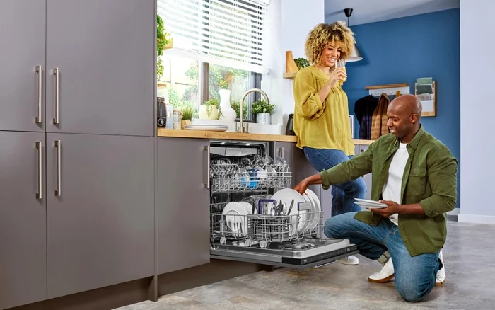 Cuplu în bucătărie bucurându-se de o mașină de spălat vase încorporabilă Foto Beko jpg