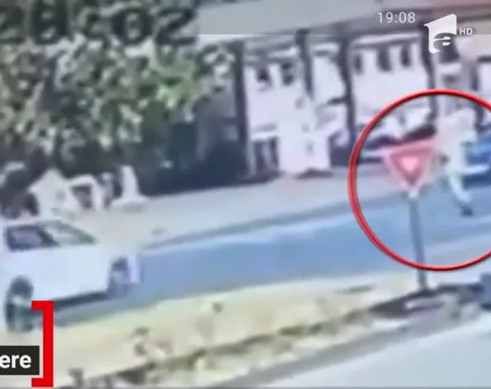 Şoferul care a spulberat un pieton pe trecere, în Slatina, avea permisul reţinut din 2019 după ce lovise un alt pieton şi fugiseFoto: captură Observator