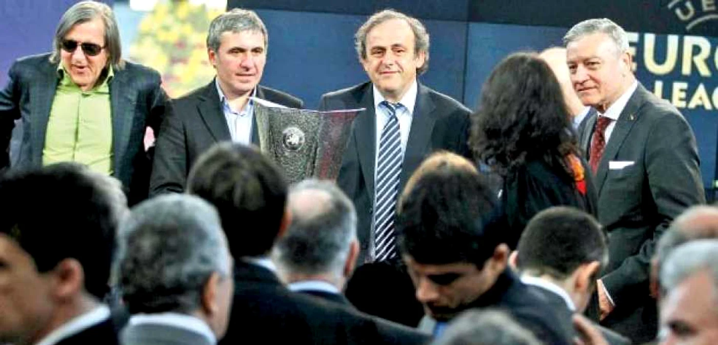 Mircea Sandu (dreapta) a încercat să pară degajat lângă Platini, Hagi şi Năstase, însă a „fiert“ din cauza fanilor Craiovei