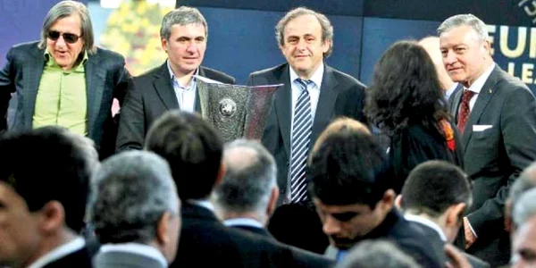 Mircea Sandu (dreapta) a încercat să pară degajat lângă Platini, Hagi şi Năstase, însă a „fiert“ din cauza fanilor Craiovei