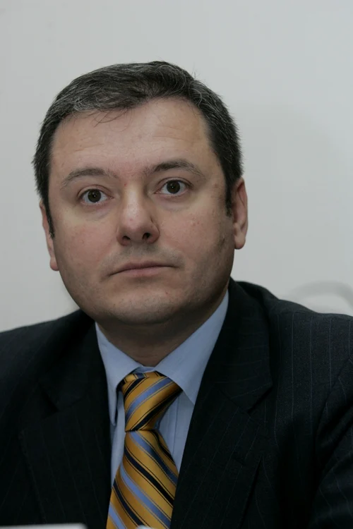 Adrian Diţă a fost numit, pe 11 mai, de către plenul reunit al Camerei Deputaţilor şi Senatului, în funcţia de preşedinte al Autorităţii Naţionale în Comunicaţii, cu 236 voturi „pentru“ şi zece „împotrivă”