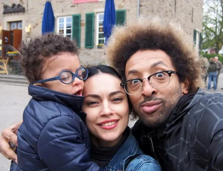 Kamara nu și-a pierdut speranța că Leon să devină un băiat normal