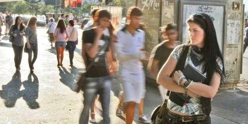 Cei veniţi din provincie  sunt atraşi şi, totodată,  epuizaţi de agitaţia Capitalei  