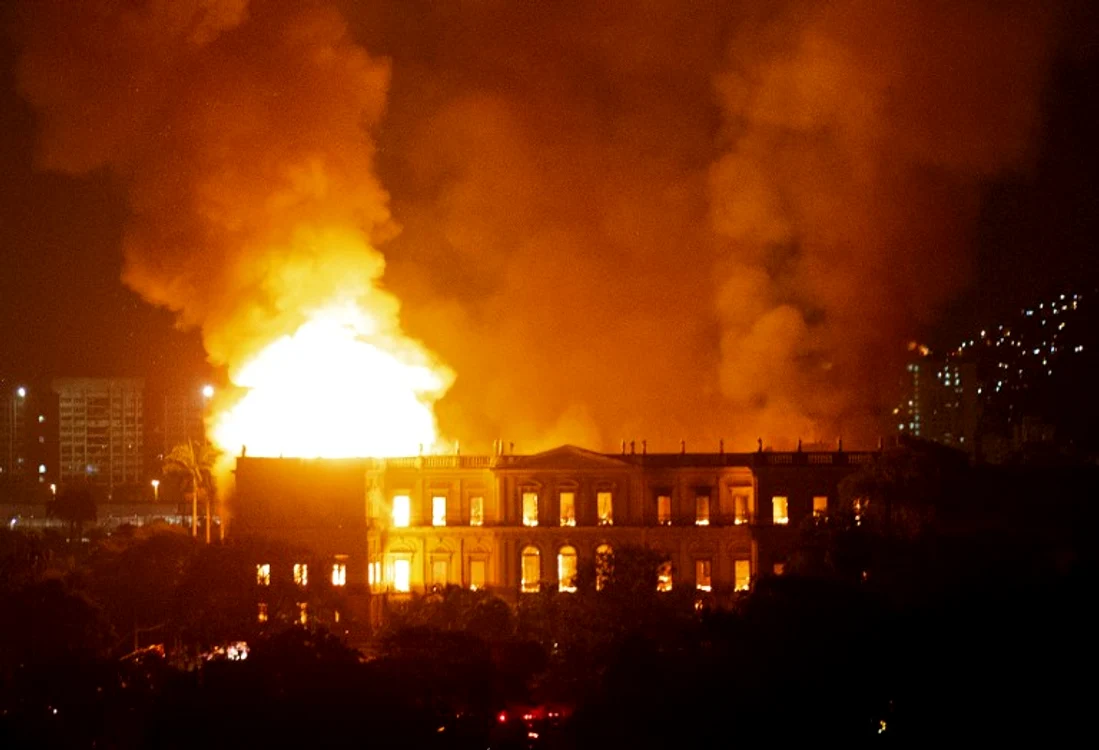 
    Muzeul Naţional din Rio de Janeiro a fost distrus de un incendiu izbucnit duminică searafoto: AFP  