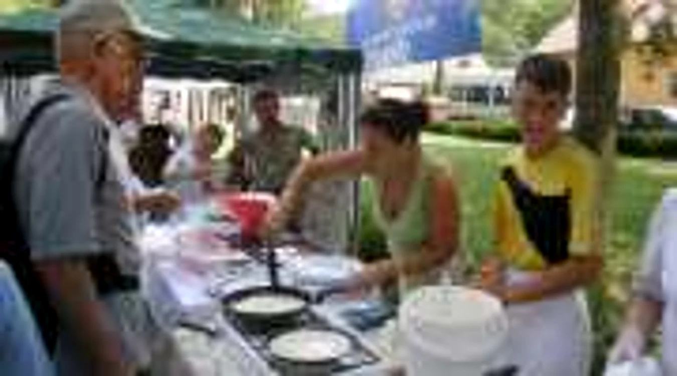Arad: UPDATE Record atins: S-au preparat peste 20.000 de clătite la Moneasa (GALERIE FOTO)