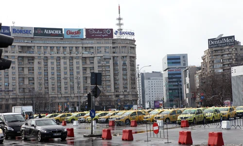 Taximetriştii s au strâns în faţa Guvernului jpeg