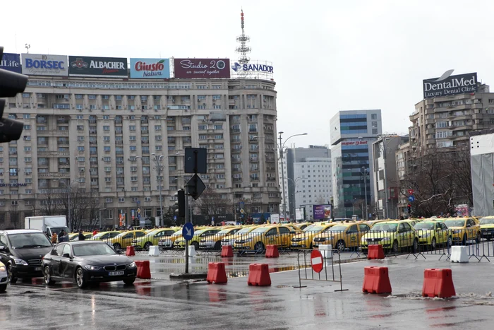 Taximetriştii s-au strâns în faţa Guvernului