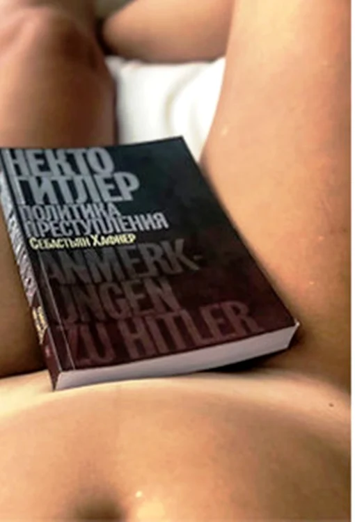 Xenia s-a pozat în pielea goală cu o carte despre Hitler între picioare