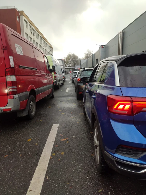 Coadă de mașini la Registrul Auto Român