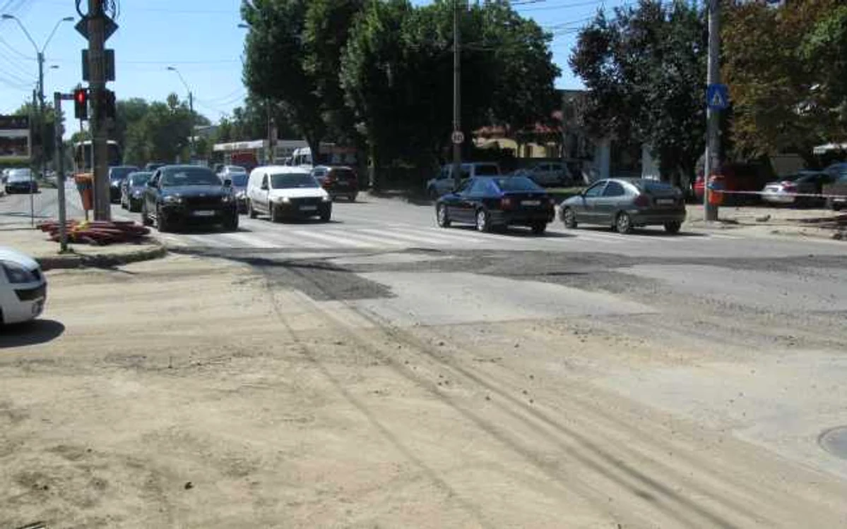 Bulevardul Coşbuc a ajuns o stradă plină de capcane pentru şoferi Foto: Valentin Trufaşu