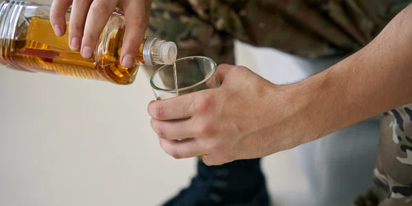 Soldat care bea alcool FOTO Shutterstock 