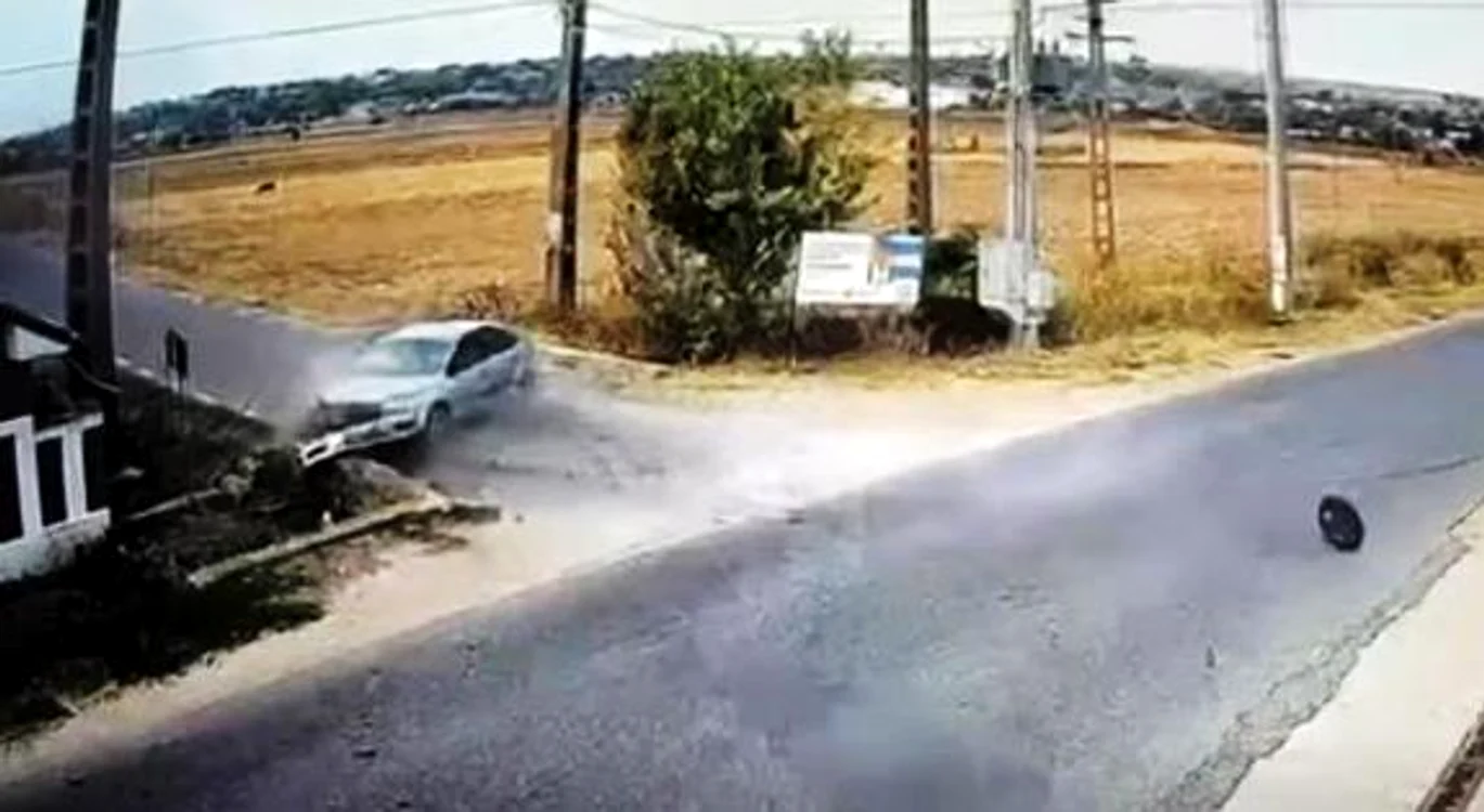 Mașina a intrat într-un cap de pod