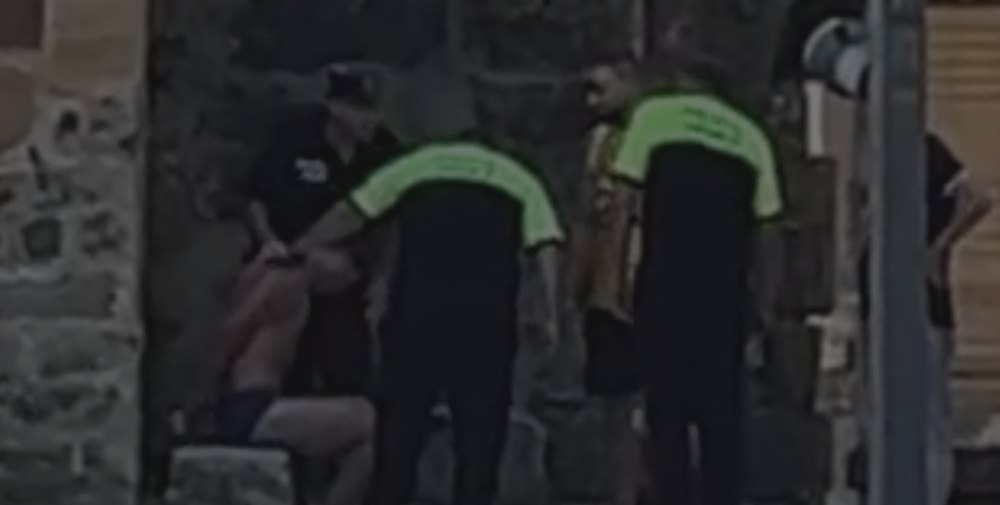 Un bărbat în chiloți, încătușat de polițiști după ce a încercat să escaladeze Turnul „Sfântul Ştefan” din Baia Mare VIDEO