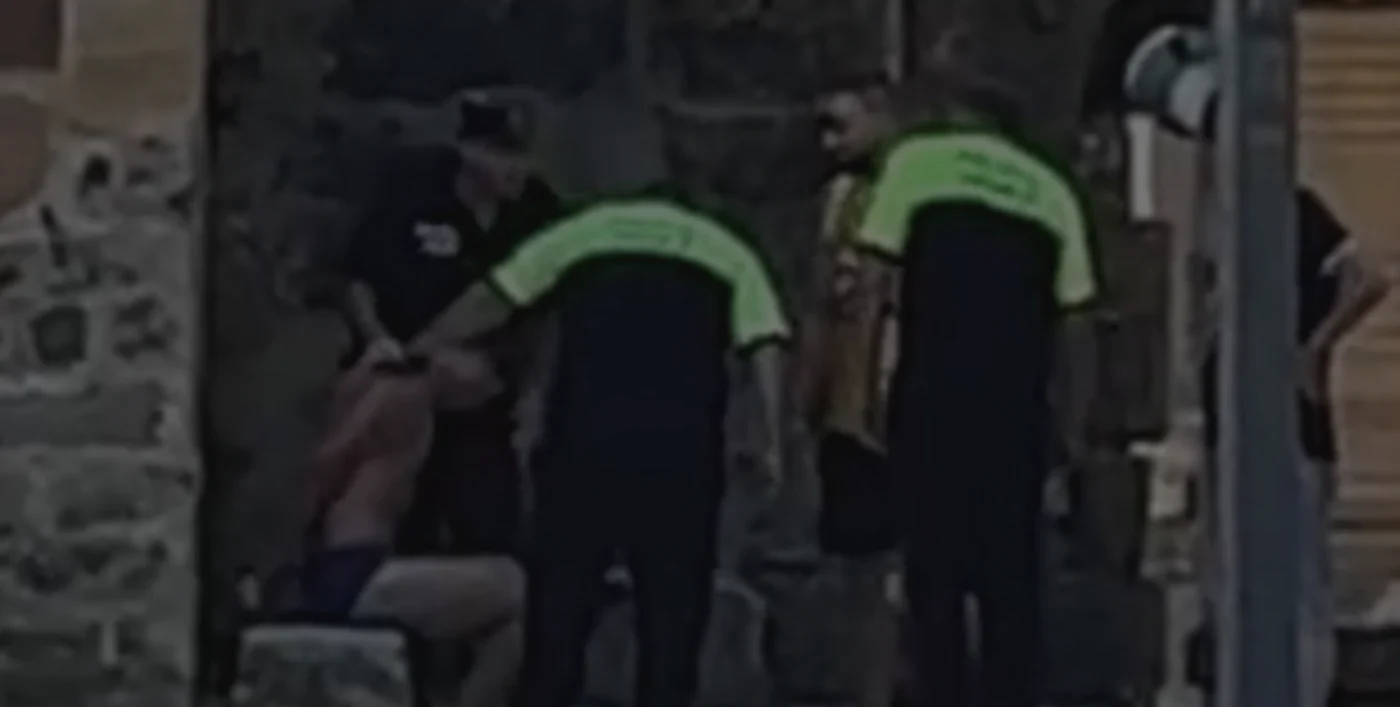 Bărbatul a fost încătușat. FOTO Baia Mare Tv