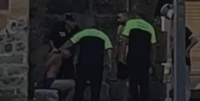 Bărbatul a fost încătușat. FOTO Baia Mare Tv