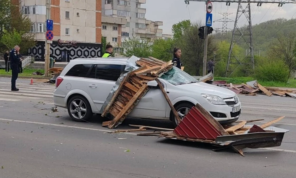 Vântul a cauzat probleme de-a lungul orașului / foto: Facebook