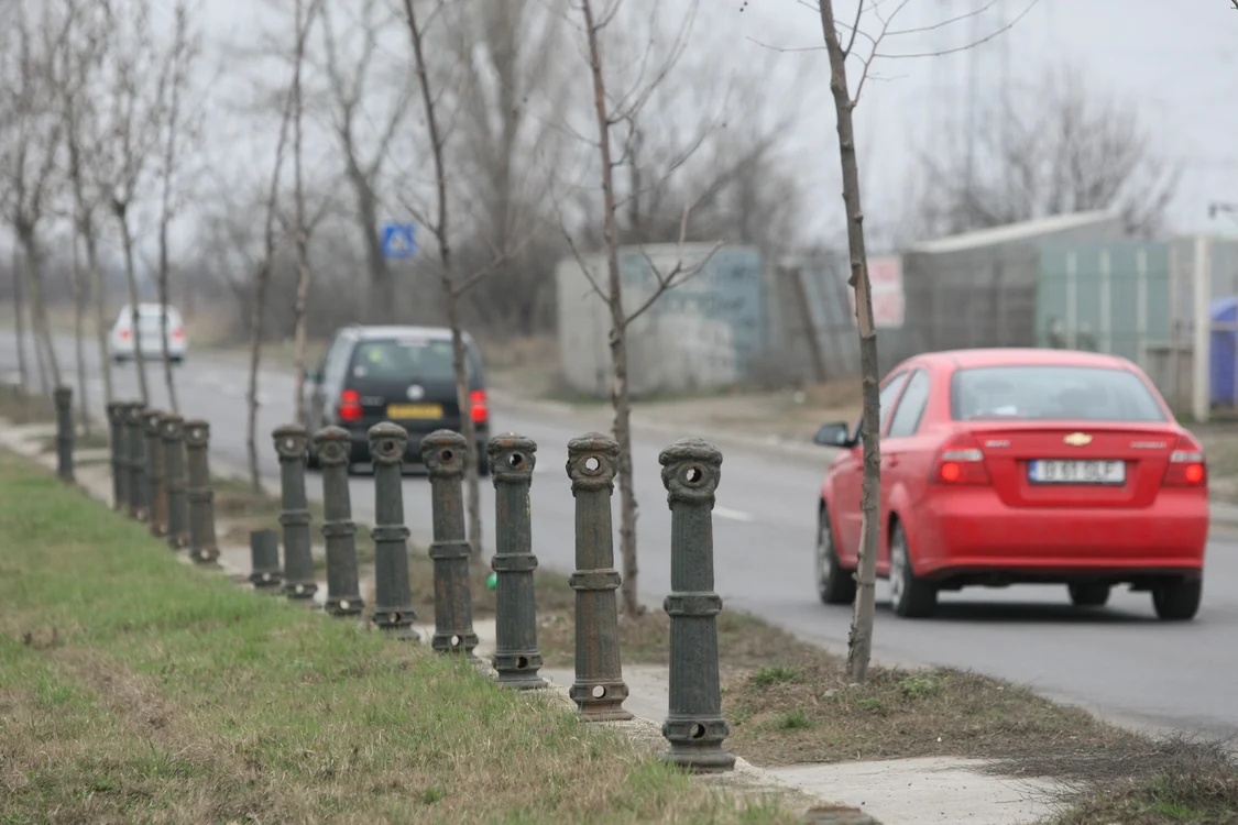 
    Gardurile de pe malurile Dâmboviței, furate de-a lungul vremii, vor fi înlocuite cu parapeți din beton  
