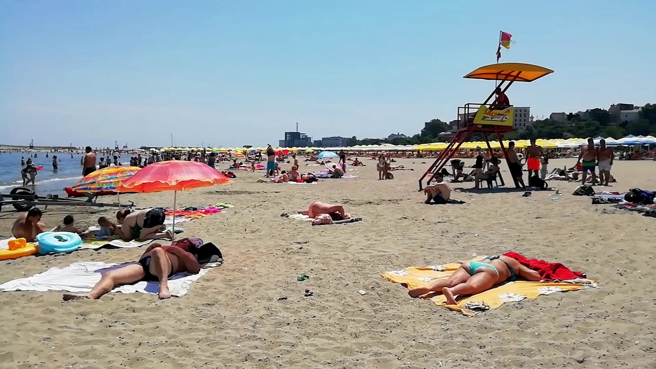 Cei doi amorezi făceau sex chiar pe malul mării sub privirile turiștilorFoto: replicaonline.ro