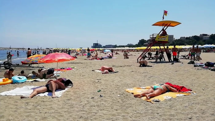 Cei doi amorezi făceau sex chiar pe malul mării sub privirile turiștilorFoto: replicaonline.ro