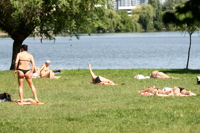 
    Luni dimineaţă, zeci de oameni au ieşit la plajă în parc  