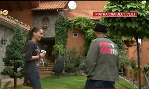 Alex le a prezentat reporterilor Acasă TV casa pe care şi a făcut o la Cluj (captură: Acasă TV) jpeg