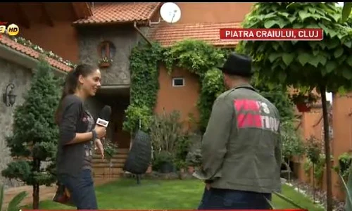 Alex le a prezentat reporterilor Acasă TV casa pe care şi a făcut o la Cluj (captură: Acasă TV) jpeg
