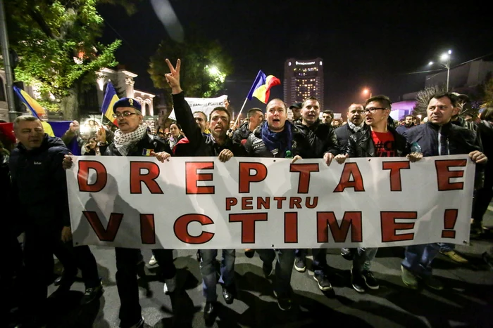 Oamenii au ieșit seară de seară în stradă