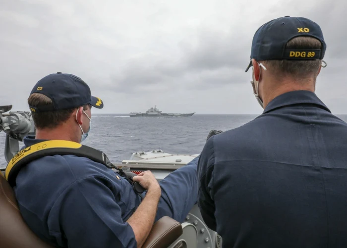 Comandorii distrugătorului USS Mustin urmăresc portavionul chinez Liaoning în Marea Filipinelor 4 aprilie 2021 FOTO US Navy