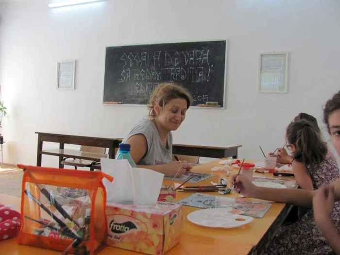 Mariana Popescu, profesoara de informatică care pictează icoane FOTO Sabina Ghiorghe