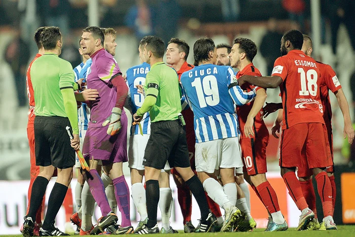 Arbitrul a oprit partida, spre nemulţumirea jucătorilor