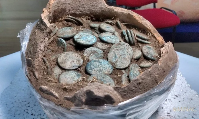Tezaurul de la Ciobănița, alcătuit din 610 monede romane (foto: Muzeul de Istorie Naţională şi Arheologie Constanţa)