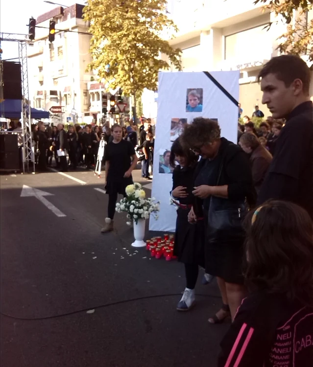 Portretele celor şase victime au fost lipite pe un panou, în centrul Câmpinei