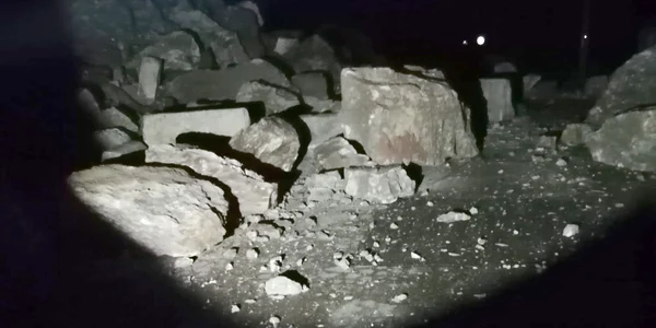 Căderi de pietre pe Clisura Dunării  Traficul rutier pe DN57, blocat  Foto Facebook DRDP Timișoara png