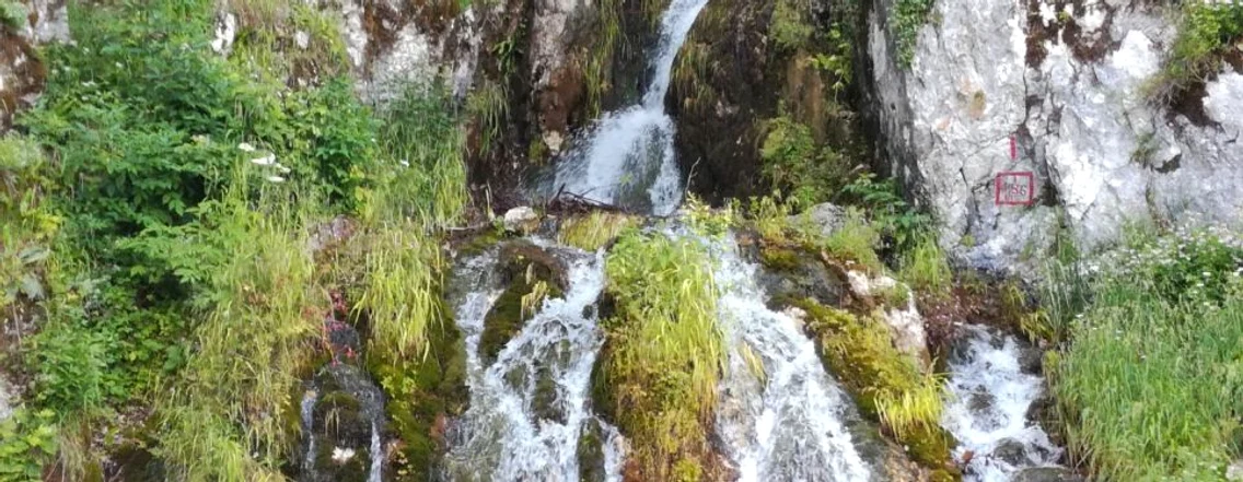 Izvorul Frumos - cascada de la intrarea în Mănăstirea - Schitul Pahomie - Vâlcea lăcaşul unic în România Foto Daciana Stoica
