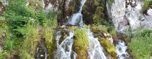 Izvorul Frumos - cascada de la intrarea în Mănăstirea - Schitul Pahomie - Vâlcea lăcaşul unic în România Foto Daciana Stoica