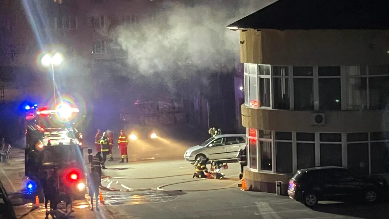 Incendiul s-a manifestat prin degajări mari de fum FOTO alba24.ro