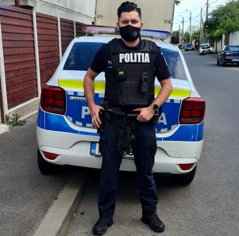 
    Silviu spune că a dat 3.000 de lei ca să-și poată croi o uniformă lejeră, care să-l ajute în munca pe terenFoto: Sindicatul Europol  