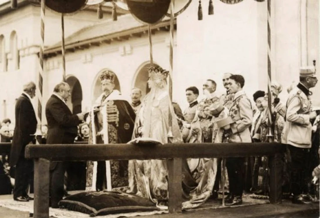 Regele Ferdinand și Regina Maria după momentul oficial al Încoronării FOTO Muzeul Unirii