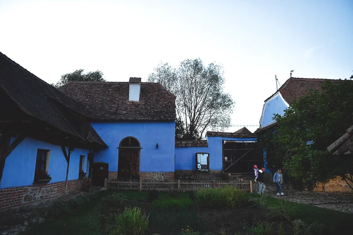 „Casa albastră“ este proprietatea lui Charles de la Viscri, judeţul Brașov