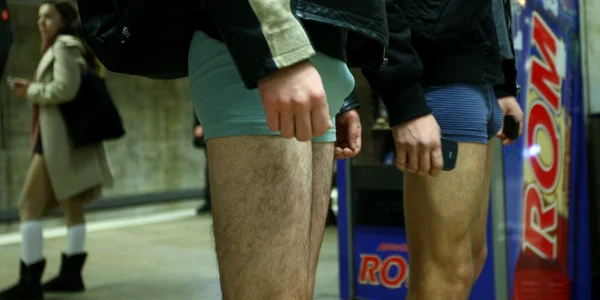 Ziua fără pantaloni la metrou a ajuns în Bucureşti. Foto Marian Iliescu
