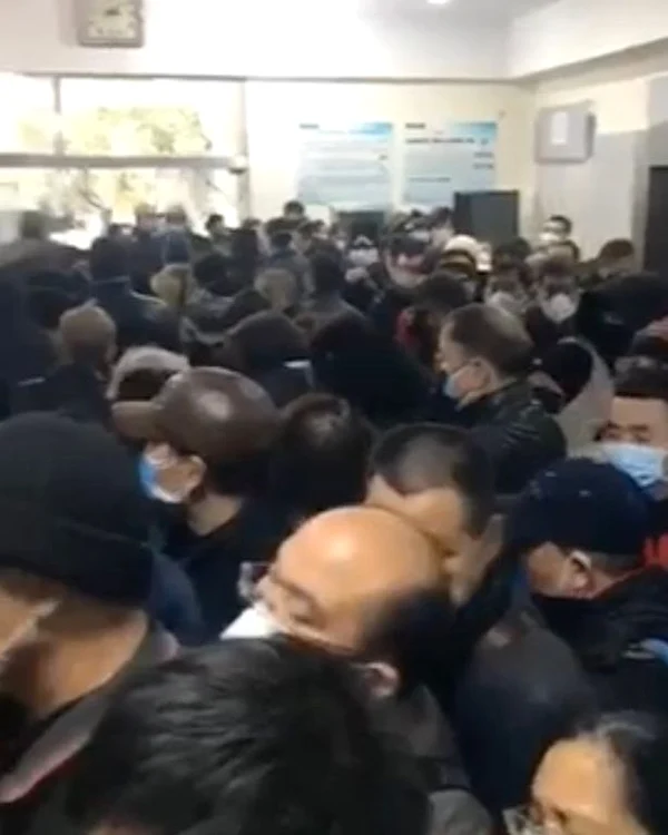 Oamenii disperaţi se înghesuie pe holurile spitaluluifoto: captură video
