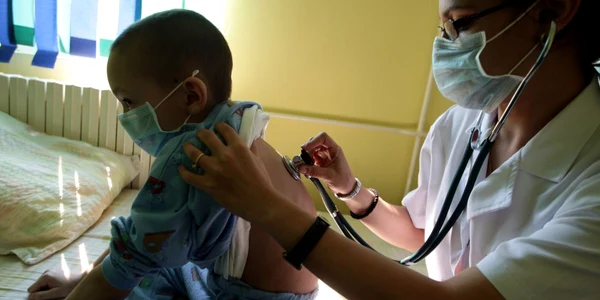Sute de copii au ajuns la medic în ultimele zile