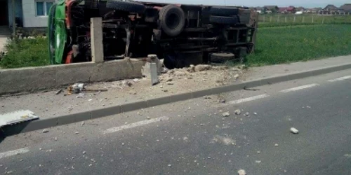 Camionul s-a răsturnat şi a rupt o conductă de gaz